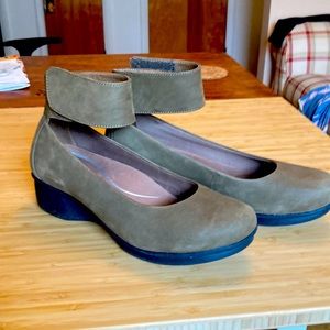 Dansko Lulu Size 40 - Olive Green